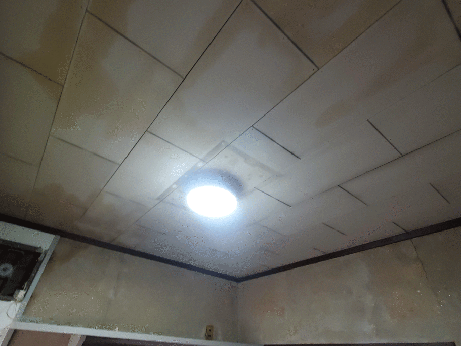台所天井壁紙工事前写真