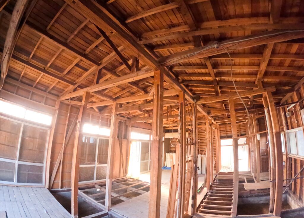 在来工法の住宅の柱と梁の構造材のイメージ